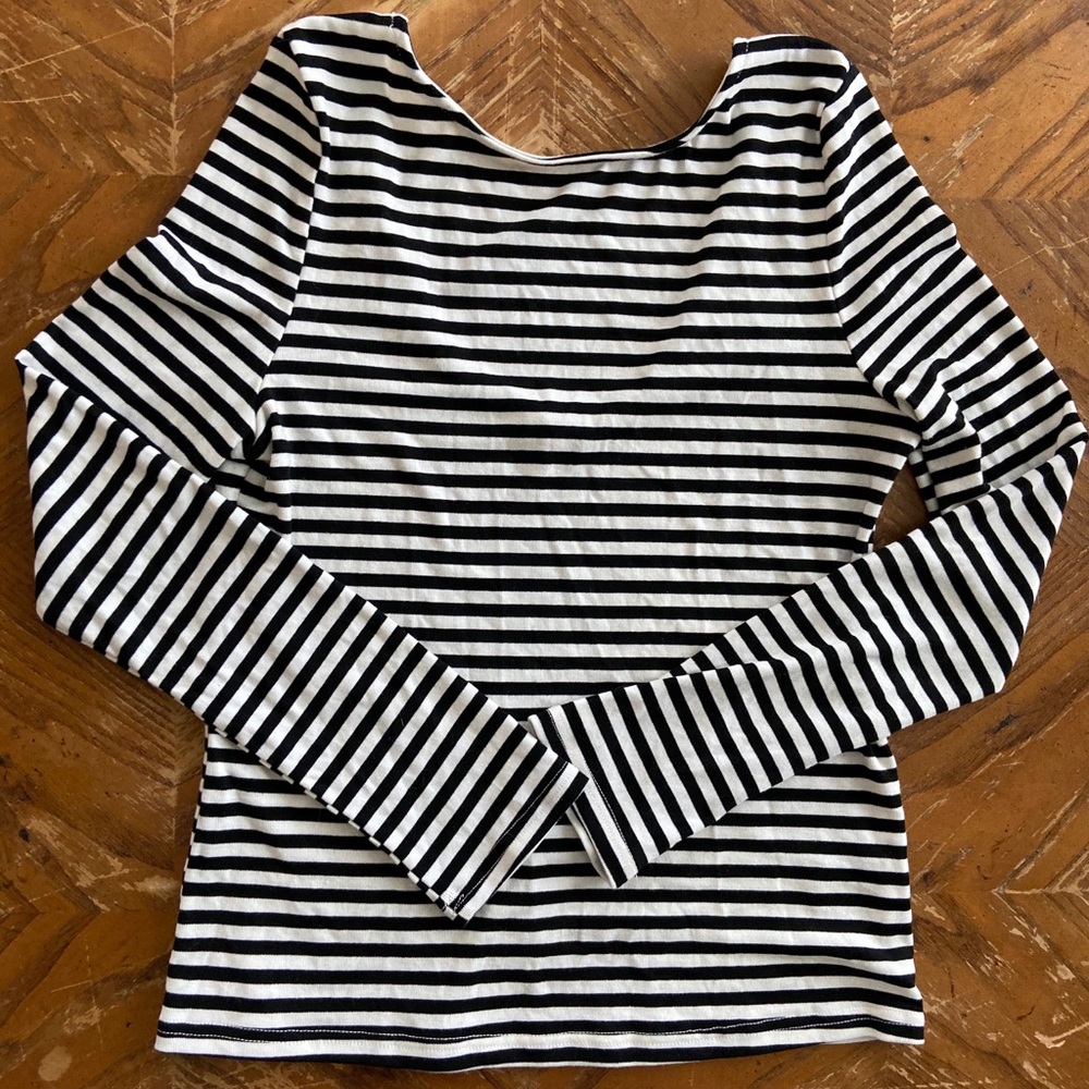 Scoop-back long sleeved top